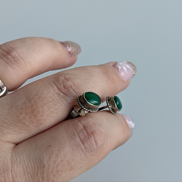 Small green stone silver stud earrings - Picture 6 of 8